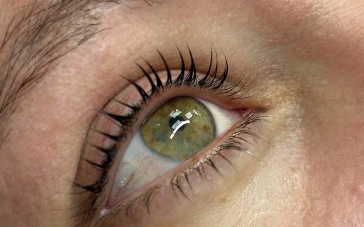 Resultado de un laminado de cejas y lifting de pestañas