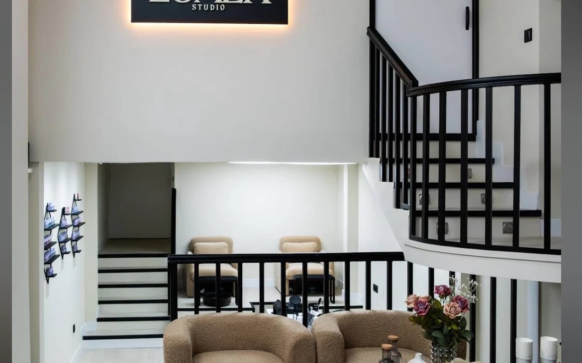 Recepción de Luméa Studio con el rótulo iluminado