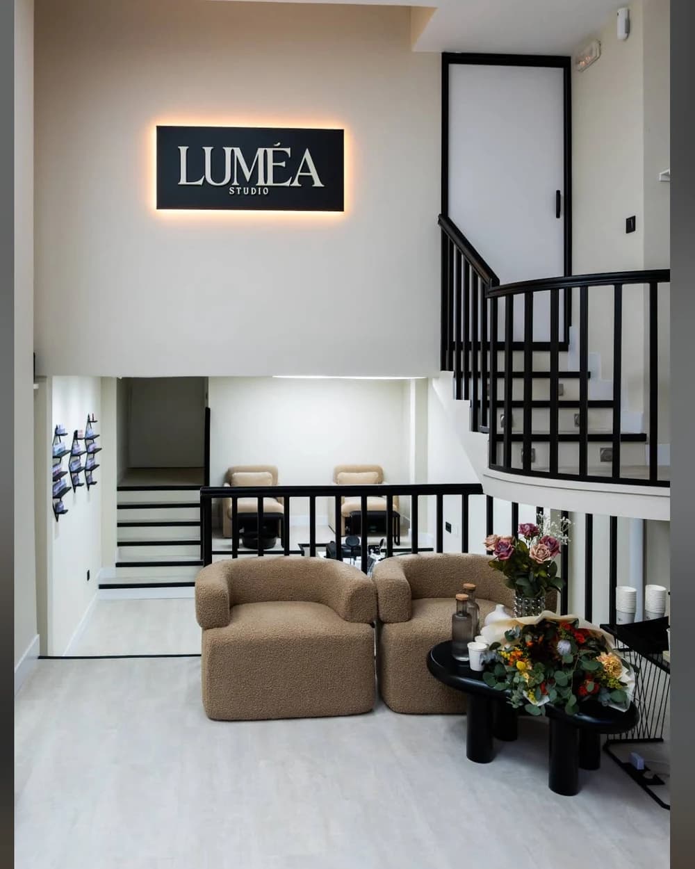 Recepción de Luméa Studio en Bilbao, con el rótulo iluminado